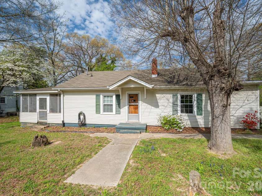 111 Carlton Street, Dallas, NC 28034.  MLS# CAR4364397, YatesRealty ID 7805. 