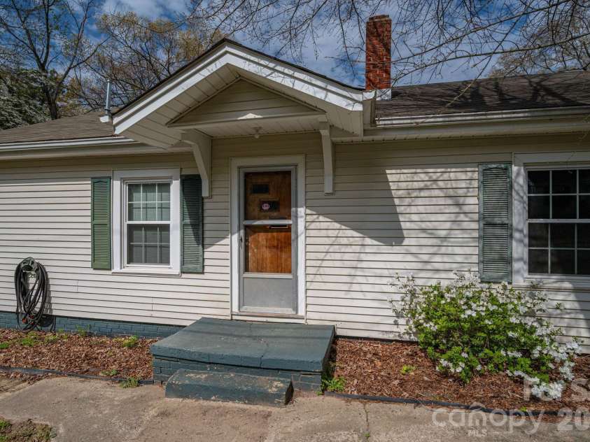 111 Carlton Street, Dallas, NC 28034.  MLS# CAR4364397, YatesRealty ID 7805. 