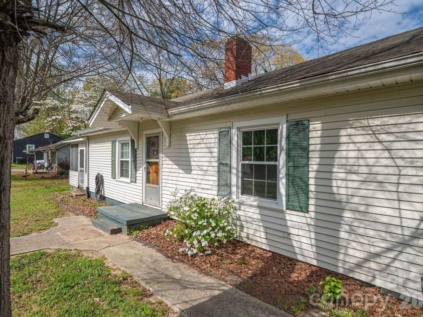 111 Carlton Street, Dallas, NC 28034.  MLS# CAR4364397, YatesRealty ID 7805. 