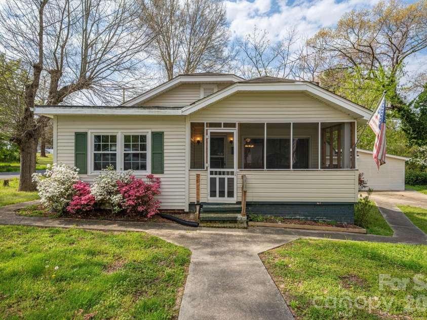 111 Carlton Street, Dallas, NC 28034.  MLS# CAR4364397, YatesRealty ID 7805. 