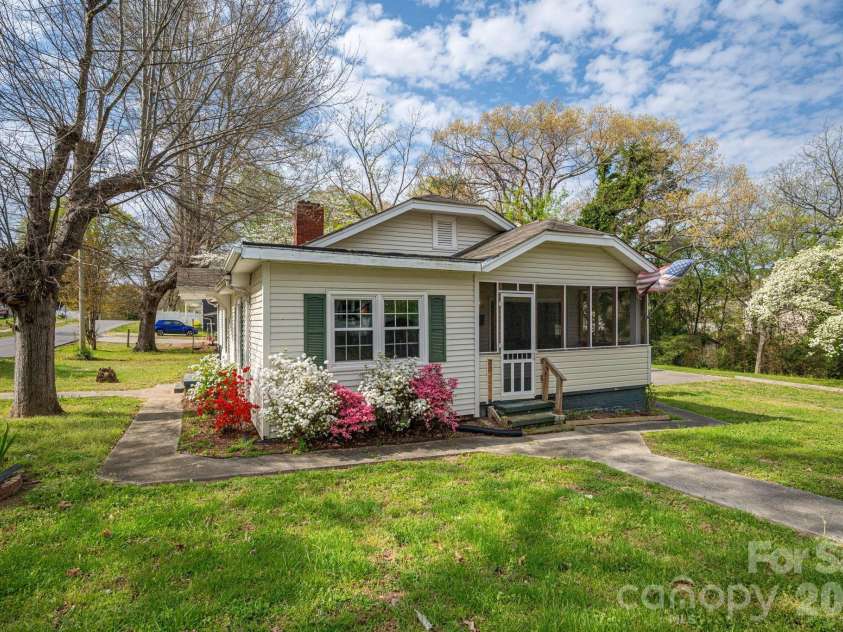 111 Carlton Street, Dallas, NC 28034.  MLS# CAR4364397, YatesRealty ID 7805. 