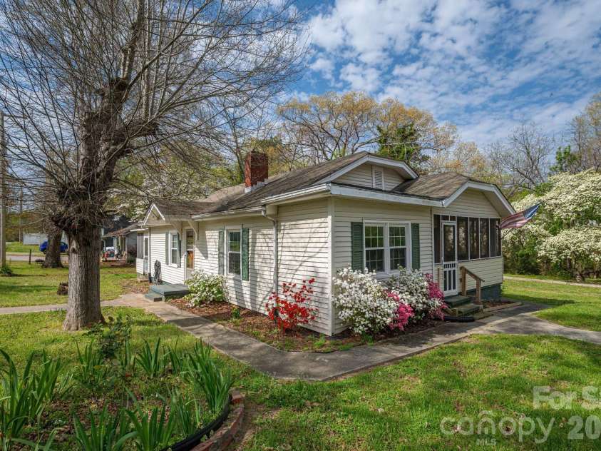 111 Carlton Street, Dallas, NC 28034.  MLS# CAR4364397, YatesRealty ID 7805. 