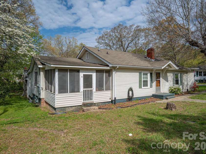 111 Carlton Street, Dallas, NC 28034.  MLS# CAR4364397, YatesRealty ID 7805. 