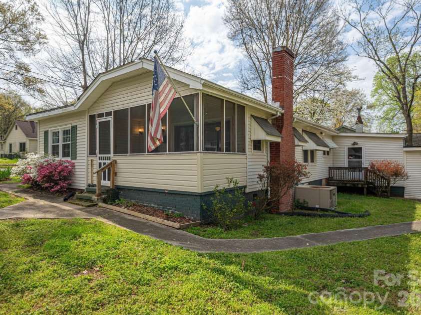 111 Carlton Street, Dallas, NC 28034.  MLS# CAR4364397, YatesRealty ID 7805. 