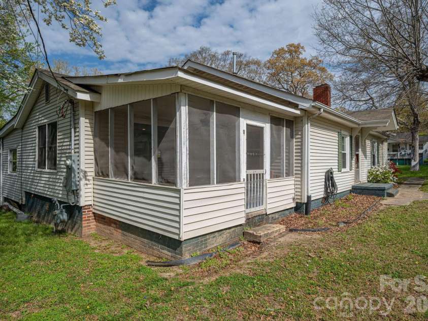 111 Carlton Street, Dallas, NC 28034.  MLS# CAR4364397, YatesRealty ID 7805. 