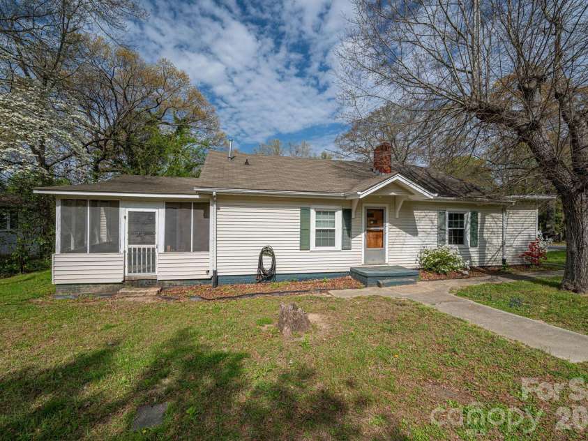 111 Carlton Street, Dallas, NC 28034.  MLS# CAR4364397, YatesRealty ID 7805. 
