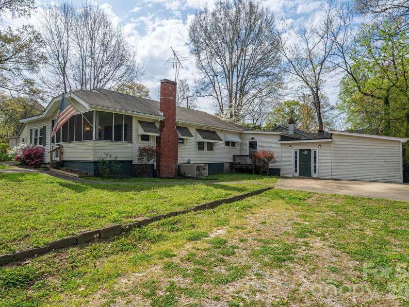 111 Carlton Street, Dallas, NC 28034.  MLS# CAR4364397, YatesRealty ID 7805. 