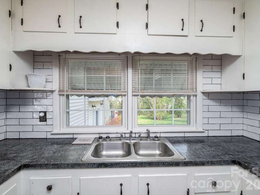111 Carlton Street, Dallas, NC 28034.  MLS# CAR4364397, YatesRealty ID 7805. 