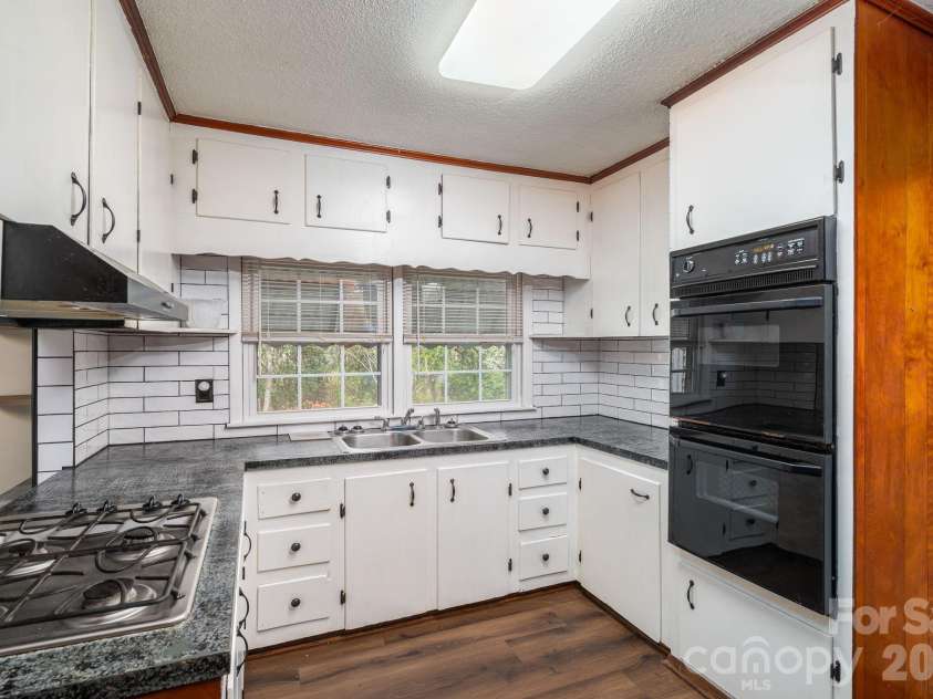 111 Carlton Street, Dallas, NC 28034.  MLS# CAR4364397, YatesRealty ID 7805. 