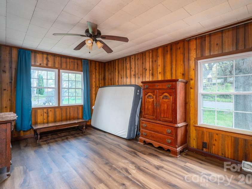 111 Carlton Street, Dallas, NC 28034.  MLS# CAR4364397, YatesRealty ID 7805. 