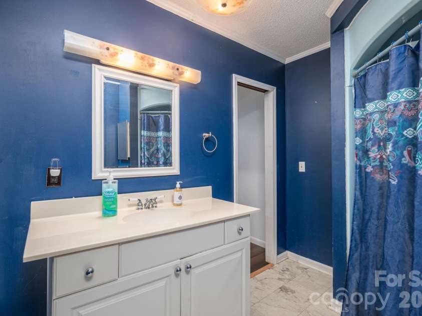 111 Carlton Street, Dallas, NC 28034.  MLS# CAR4364397, YatesRealty ID 7805. 
