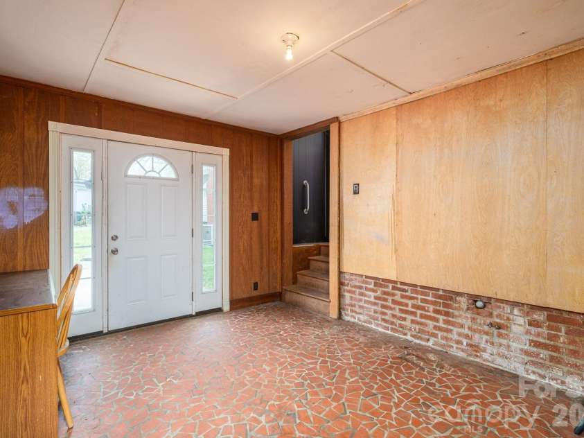 111 Carlton Street, Dallas, NC 28034.  MLS# CAR4364397, YatesRealty ID 7805. 