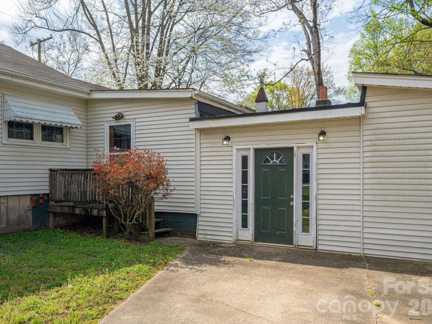 111 Carlton Street, Dallas, NC 28034.  MLS# CAR4364397, YatesRealty ID 7805. 