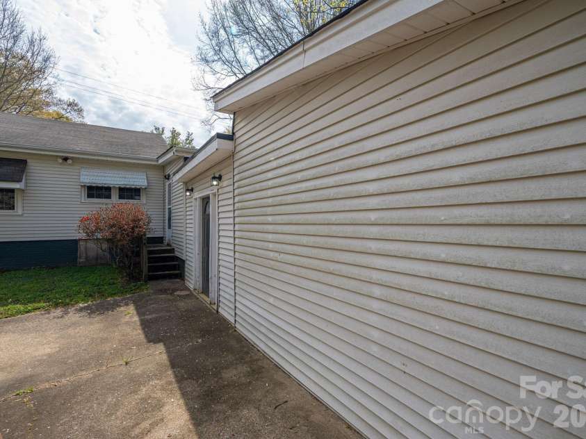 111 Carlton Street, Dallas, NC 28034.  MLS# CAR4364397, YatesRealty ID 7805. 