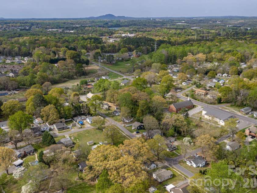 111 Carlton Street, Dallas, NC 28034.  MLS# CAR4364397, YatesRealty ID 7805. 