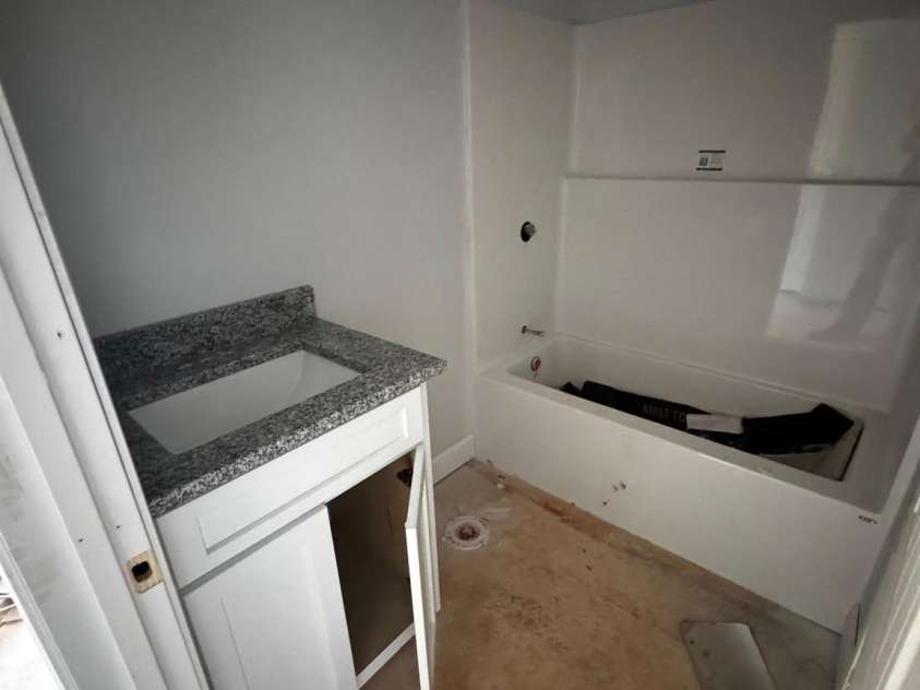 3526 Dorothys Lane, Newton, NC 28658.  MLS# CAR4361532, YatesRealty ID 7806. 2nd bathroom