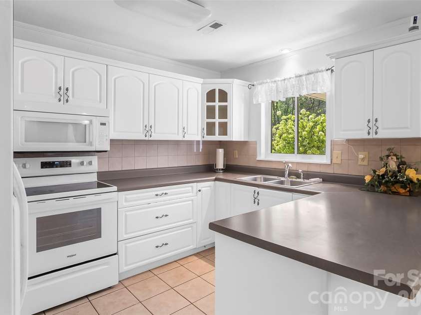 512 Paxton Creek Road, Marion, NC 28752.  MLS# CAR4358040, YatesRealty ID 7808. 