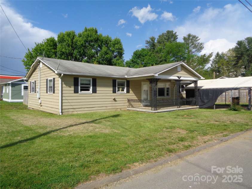 252 Rogers Street, Waynesville, NC 28786.  MLS# CAR4255370, YatesRealty ID 781. 