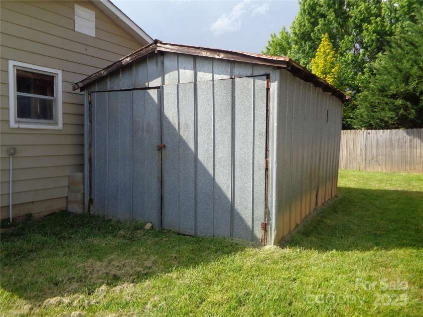 252 Rogers Street, Waynesville, NC 28786.  MLS# CAR4255370, YatesRealty ID 781. 