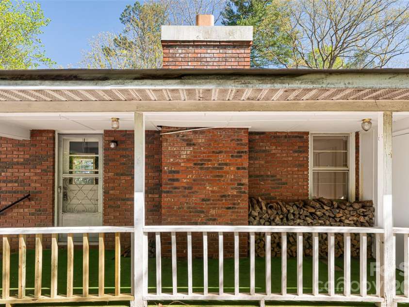 25 Bassett Road, Asheville, NC 28804.  MLS# CAR4244224, YatesRealty ID 7810. 