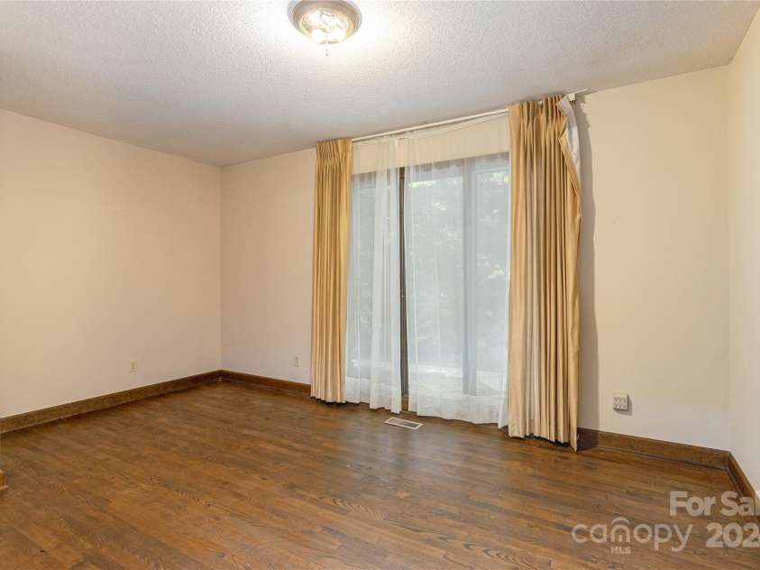 120 Pinewood Circle, Laurel Park, NC 28739.  MLS# CAR4187518, YatesRealty ID 7811. Dining Room