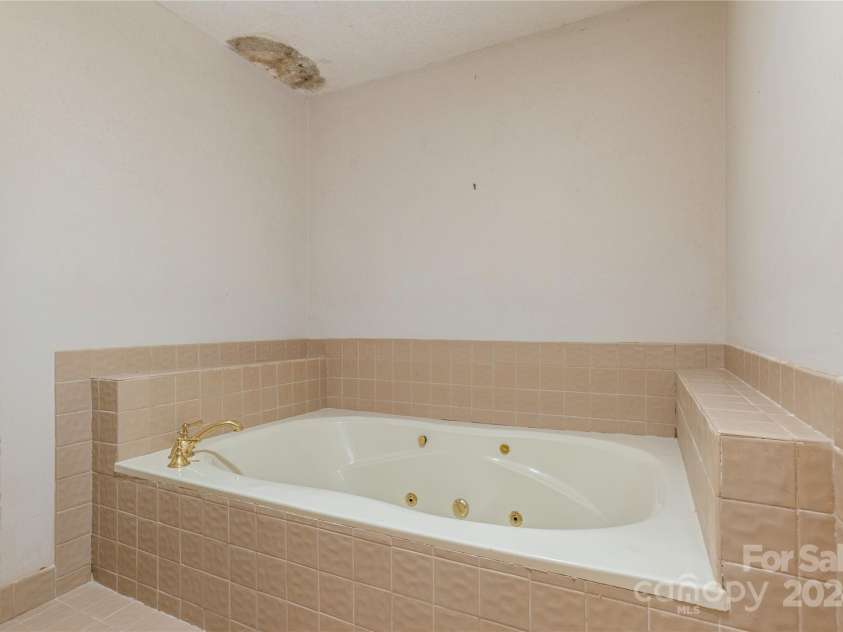 120 Pinewood Circle, Laurel Park, NC 28739.  MLS# CAR4187518, YatesRealty ID 7811. Primary Bathroom