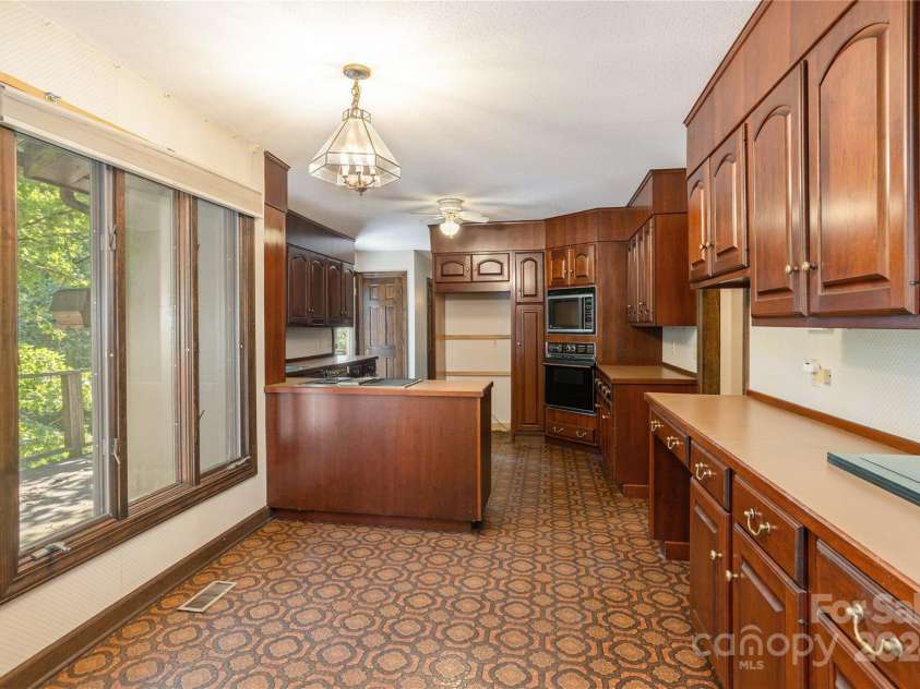 120 Pinewood Circle, Laurel Park, NC 28739.  MLS# CAR4187518, YatesRealty ID 7811. Spacious Kitchen with Breakfast Area