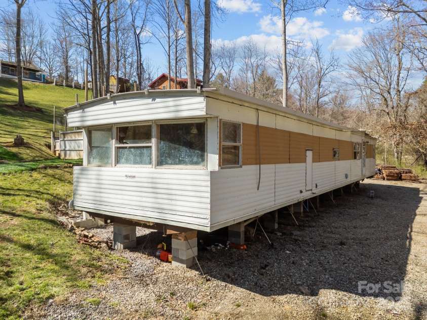 16 Blue Sky Drive, Leicester, NC 28748.  MLS# CAR4235310, YatesRealty ID 7815. 