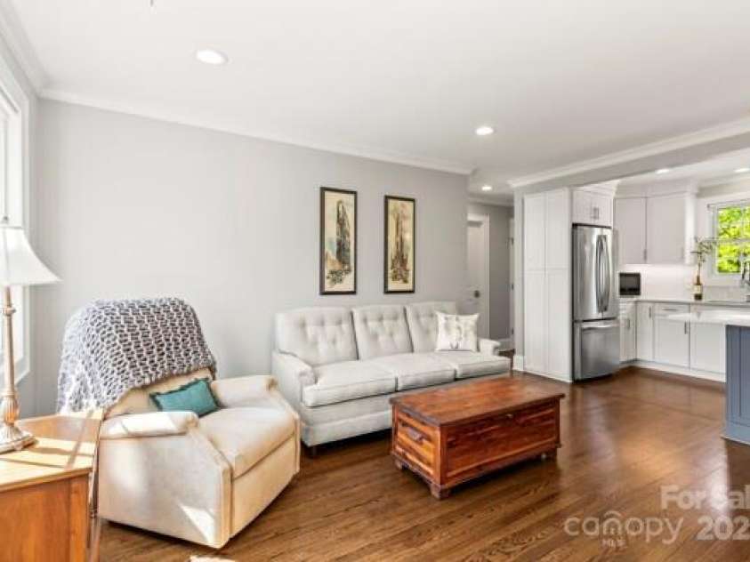 241 Wakefield Drive, Charlotte, NC 28209.  MLS# CAR4248262, YatesRealty ID 7816. Have one of the nicest units in the complex with this 1st Class renovation.  It will be the envy of family, friends and neighbors