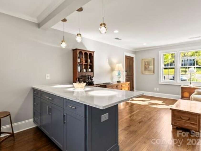 241 Wakefield Drive, Charlotte, NC 28209.  MLS# CAR4248262, YatesRealty ID 7816. This unit is so Bright and Open, Attention to all Details in the features have been painstakingly chosen for their quality, styling and endurance