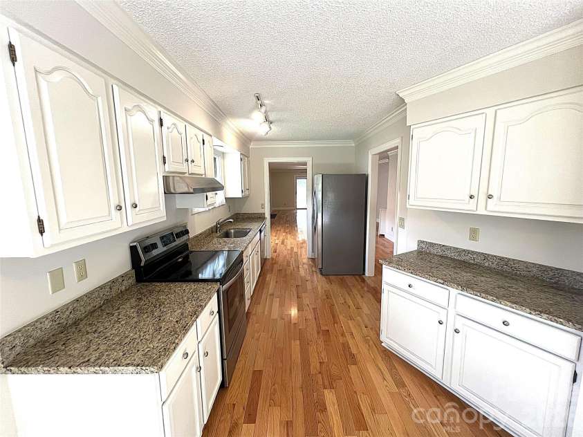108 Glenbrook Drive, Hendersonville, NC 28739.  MLS# CAR4363228, YatesRealty ID 7817. Updated Kitchen with Granite Countertops