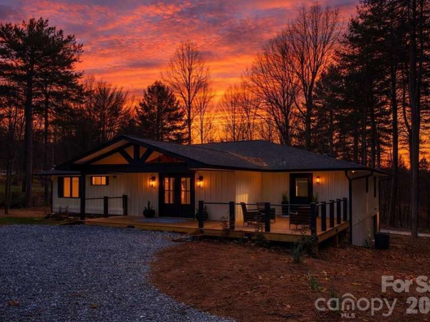 323 Mashburn Branch Road, Franklin, NC 28734.  MLS# CAR4355828, YatesRealty ID 7818. 