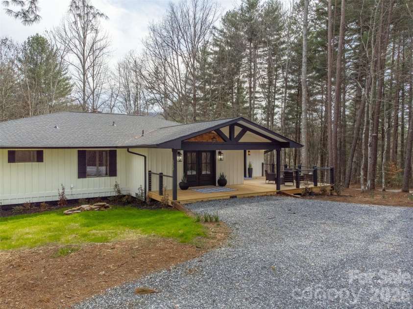 323 Mashburn Branch Road, Franklin, NC 28734.  MLS# CAR4355828, YatesRealty ID 7818. 
