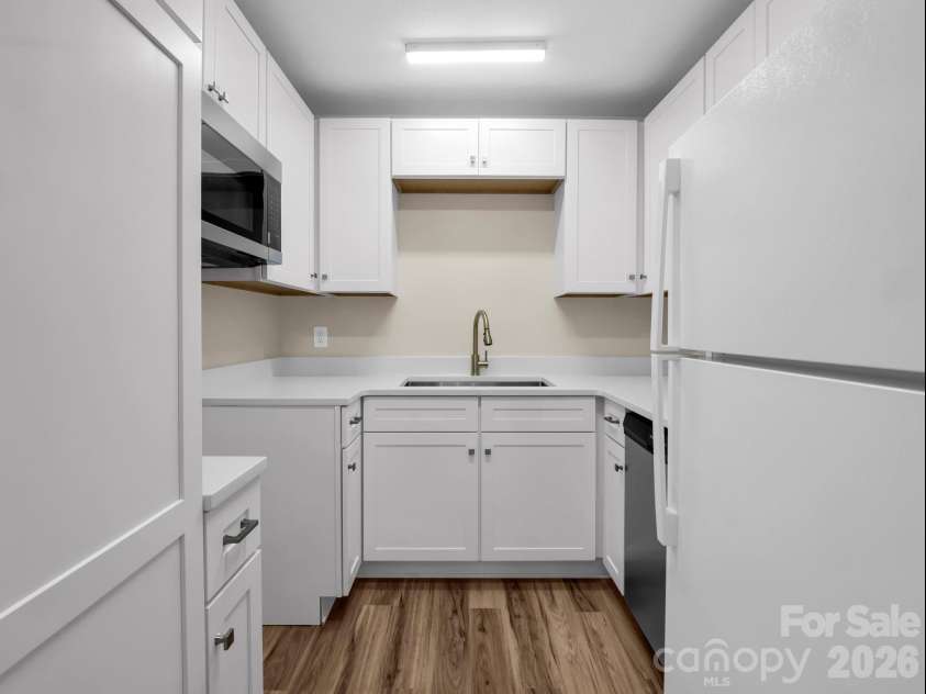 520 Courtwood Lane, Hendersonville, NC 28739.  MLS# CAR4399411, YatesRealty ID 7826. Completely remodeled kitchen.