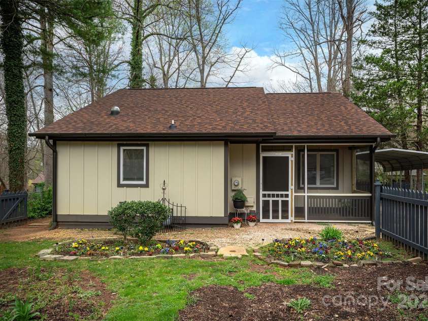 605 Rhododendron Avenue, Black Mountain, NC 28711.  MLS# CAR4242115, YatesRealty ID 7827. 