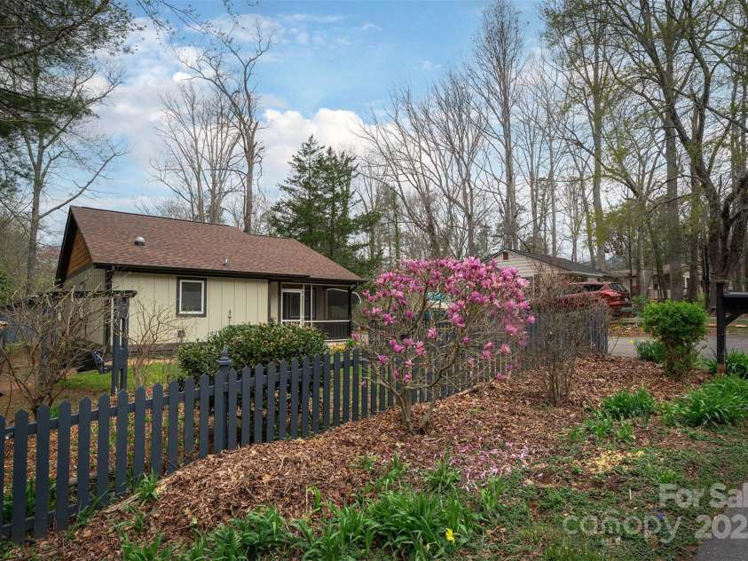 605 Rhododendron Avenue, Black Mountain, NC 28711.  MLS# CAR4242115, YatesRealty ID 7827. 