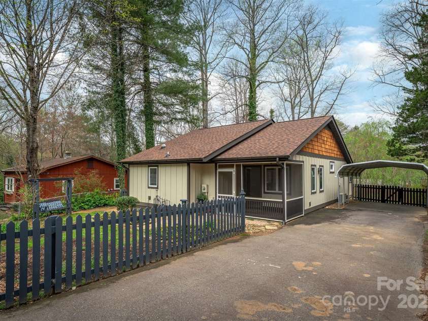 605 Rhododendron Avenue, Black Mountain, NC 28711.  MLS# CAR4242115, YatesRealty ID 7827. 