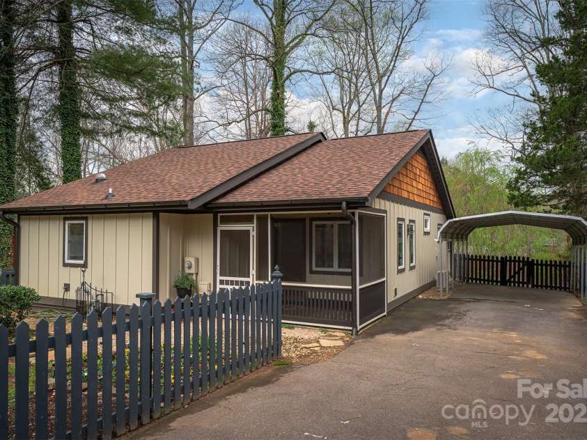 605 Rhododendron Avenue, Black Mountain, NC 28711.  MLS# CAR4242115, YatesRealty ID 7827. 