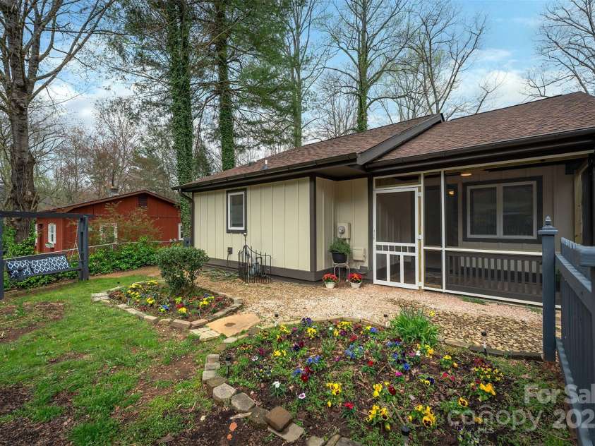605 Rhododendron Avenue, Black Mountain, NC 28711.  MLS# CAR4242115, YatesRealty ID 7827. 