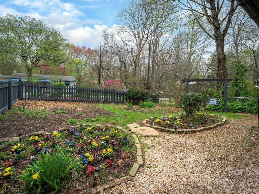 605 Rhododendron Avenue, Black Mountain, NC 28711.  MLS# CAR4242115, YatesRealty ID 7827. 