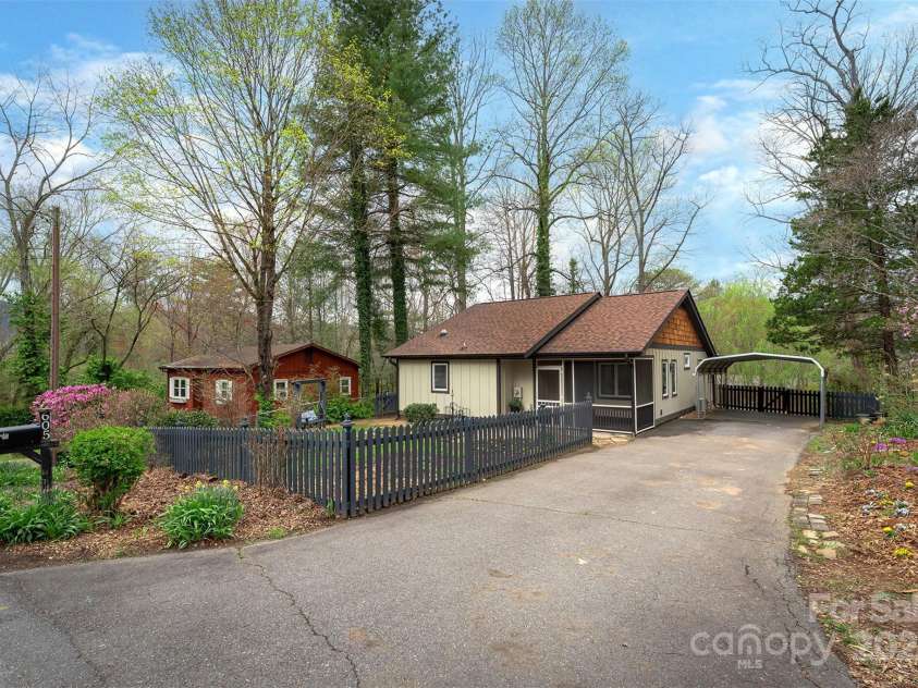 605 Rhododendron Avenue, Black Mountain, NC 28711.  MLS# CAR4242115, YatesRealty ID 7827. 
