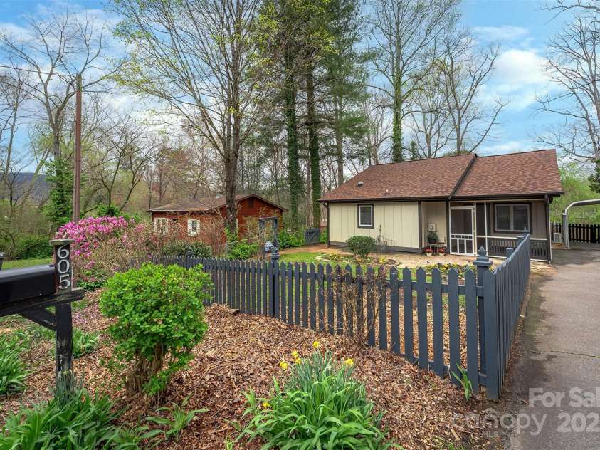 605 Rhododendron Avenue, Black Mountain, NC 28711.  MLS# CAR4242115, YatesRealty ID 7827. 