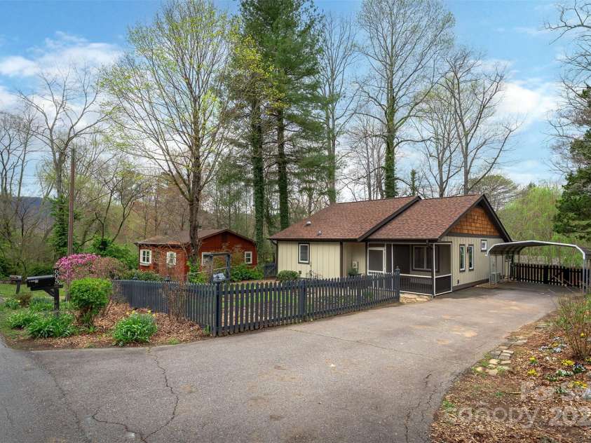 605 Rhododendron Avenue, Black Mountain, NC 28711.  MLS# CAR4242115, YatesRealty ID 7827. 