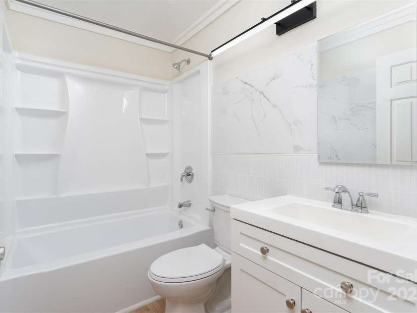 605 Rhododendron Avenue, Black Mountain, NC 28711.  MLS# CAR4242115, YatesRealty ID 7827. Bath