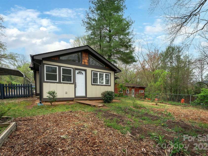 605 Rhododendron Avenue, Black Mountain, NC 28711.  MLS# CAR4242115, YatesRealty ID 7827. Fenced Back Yard