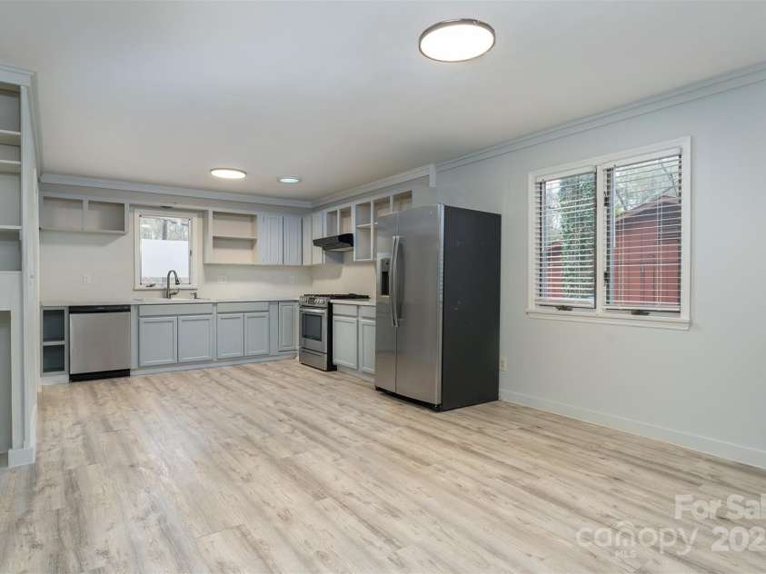 605 Rhododendron Avenue, Black Mountain, NC 28711.  MLS# CAR4242115, YatesRealty ID 7827. Kitchen