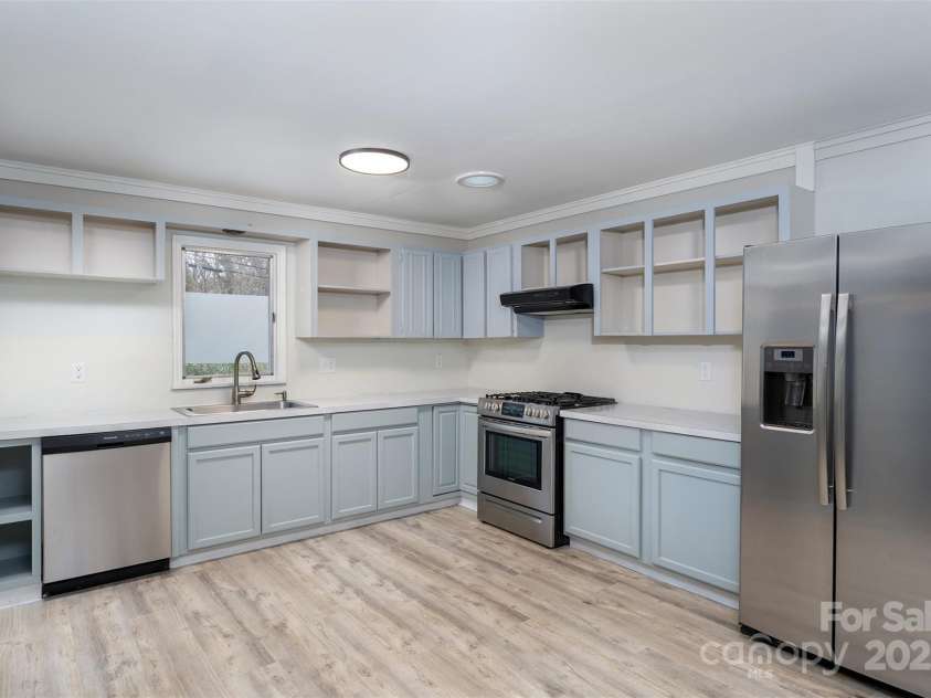 605 Rhododendron Avenue, Black Mountain, NC 28711.  MLS# CAR4242115, YatesRealty ID 7827. Kitchen