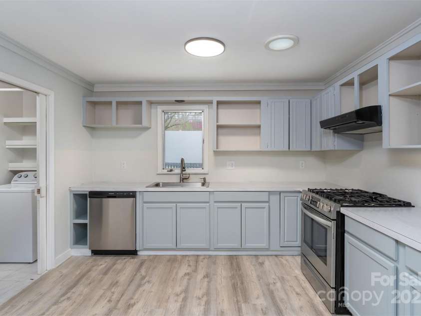 605 Rhododendron Avenue, Black Mountain, NC 28711.  MLS# CAR4242115, YatesRealty ID 7827. Kitchen