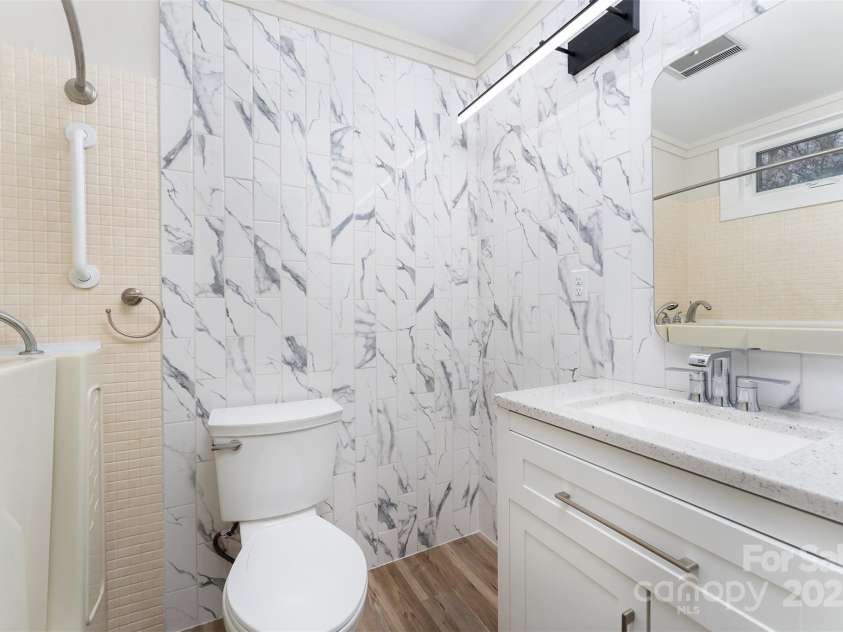 605 Rhododendron Avenue, Black Mountain, NC 28711.  MLS# CAR4242115, YatesRealty ID 7827. Primary Bath