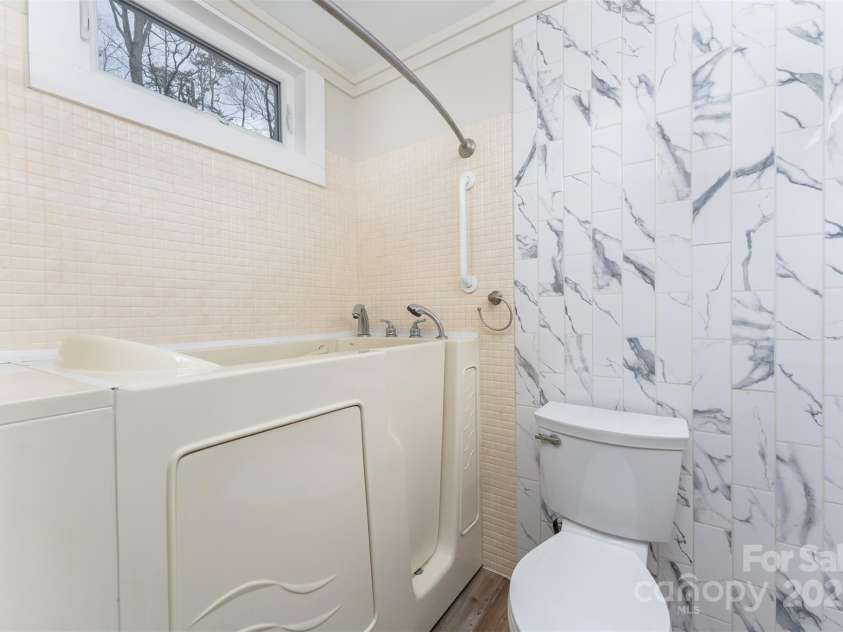 605 Rhododendron Avenue, Black Mountain, NC 28711.  MLS# CAR4242115, YatesRealty ID 7827. Primary Bath